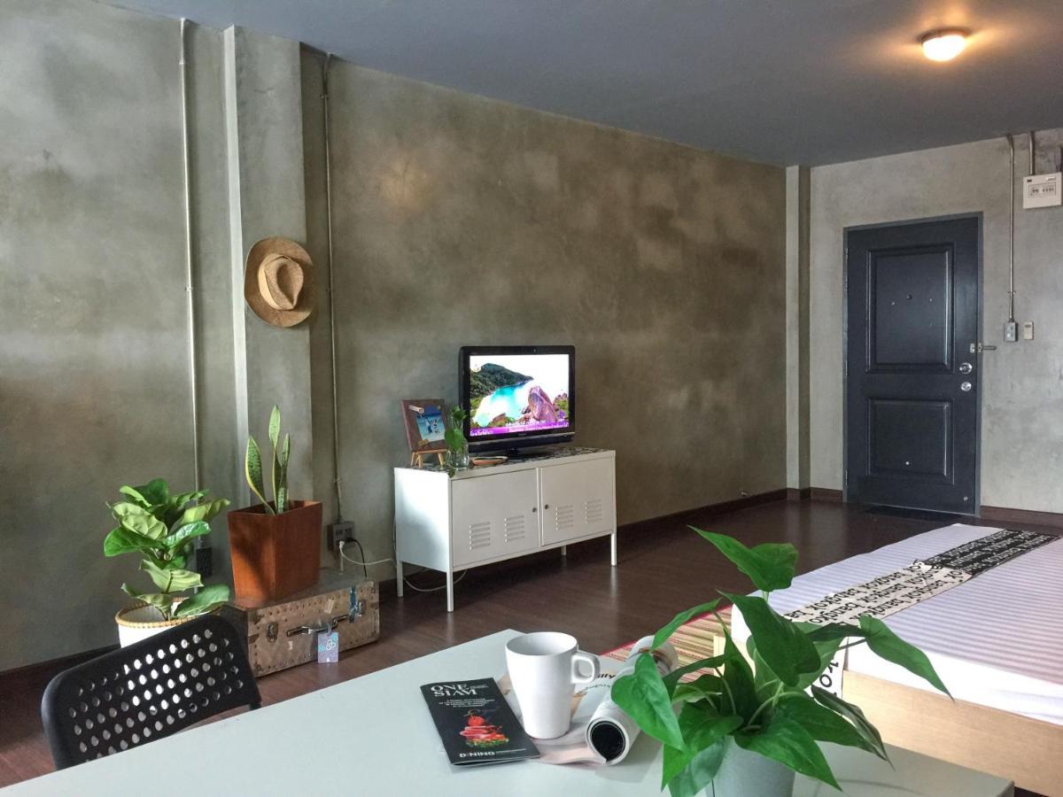 Five Stars Ratchada 19 Hostel Bangkok Buitenkant foto
