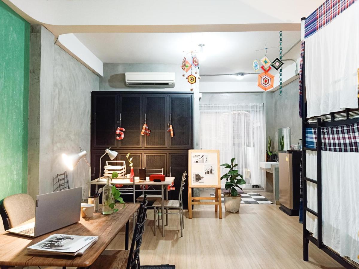 Five Stars Ratchada 19 Hostel Bangkok Buitenkant foto