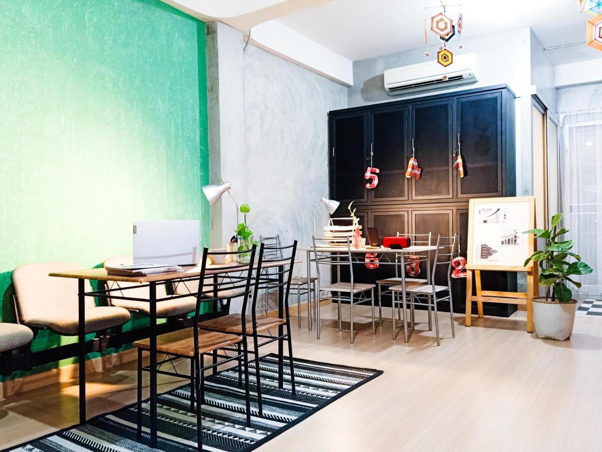 Five Stars Ratchada 19 Hostel Bangkok Buitenkant foto