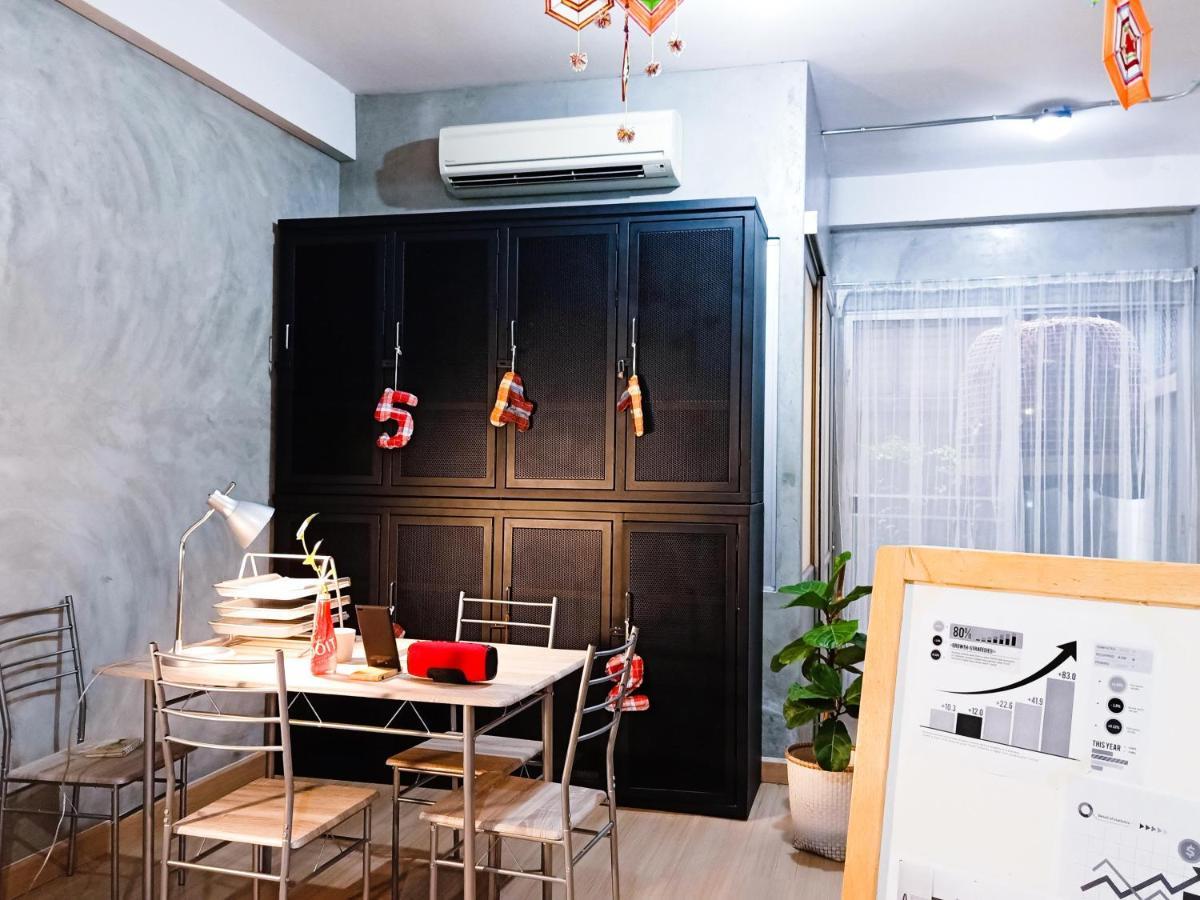 Five Stars Ratchada 19 Hostel Bangkok Buitenkant foto