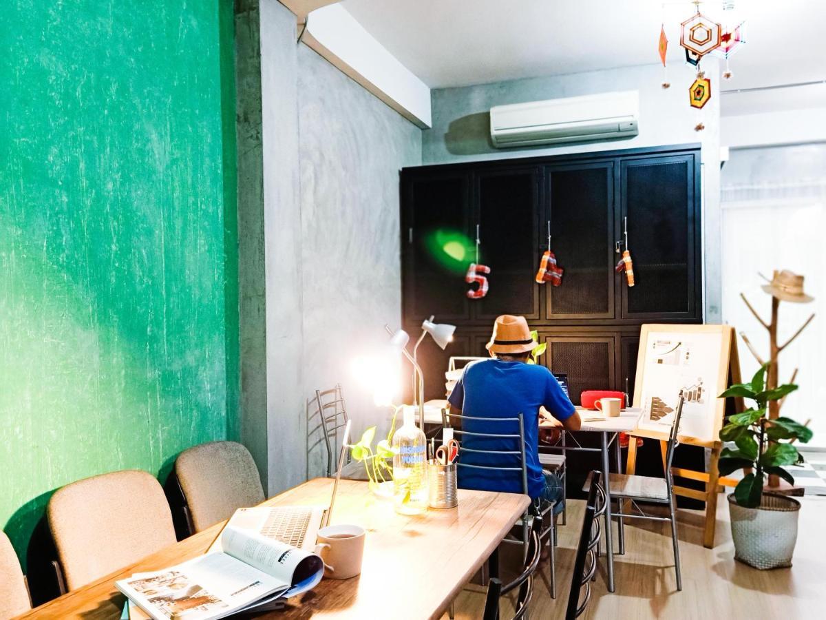 Five Stars Ratchada 19 Hostel Bangkok Buitenkant foto